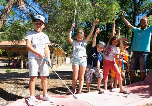 Mini-golf au Club Enfants du camping Mimizan Plage