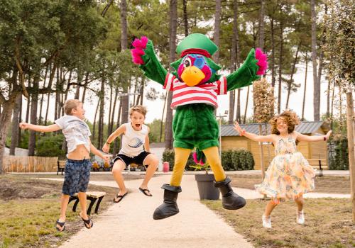 Mascotte entourée d'enfants au camping Les Dunes de Contis