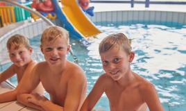 Enfants au bord de la Piscine couverte du camping de Meerwijck