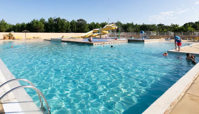 Piscines et toboggans du camping Les Oyats