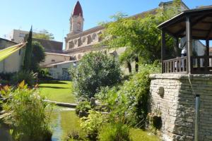 Le jardin et l’Église Saint-Pierre