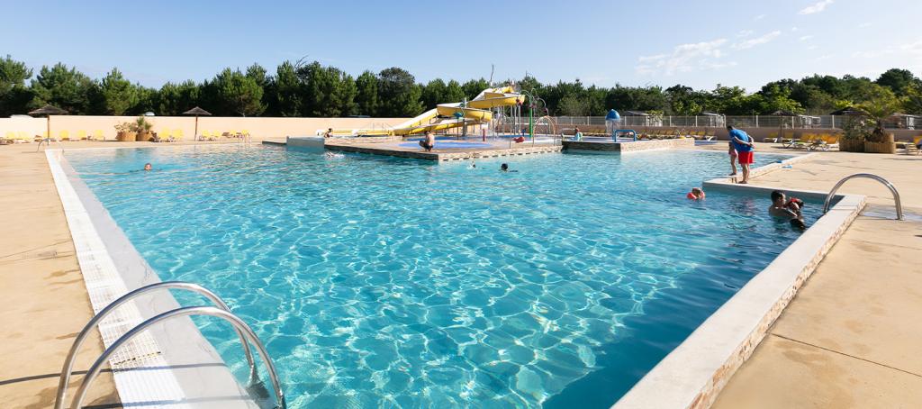 Piscines et toboggans du camping Les Oyats