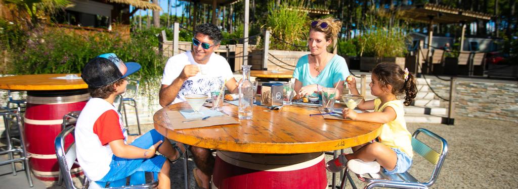 Famille terrasse restaurant au camping Les Oyats