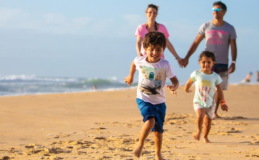 Famille sur la plage proche du camping Les Oyats