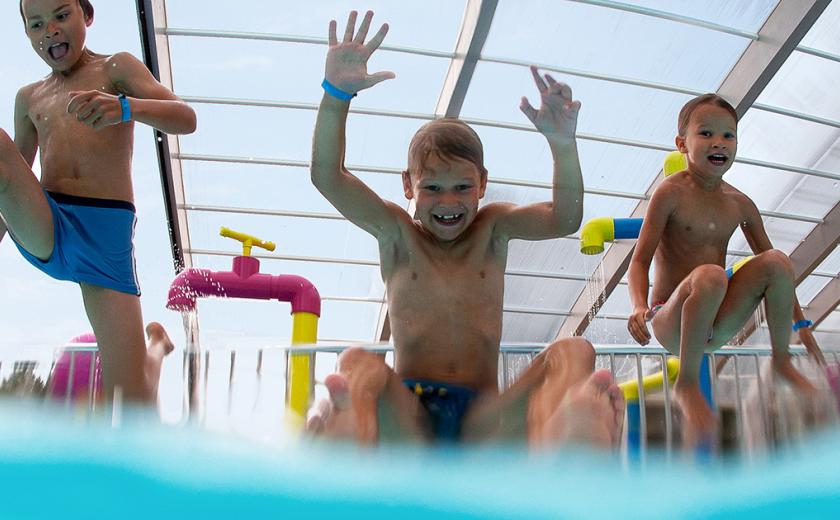 Sauts des enfants dans la piscine couverte au Bois Dormant